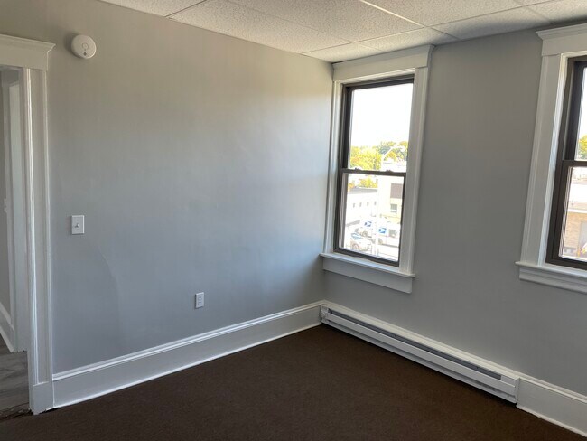 Building Photo - 297 Main St