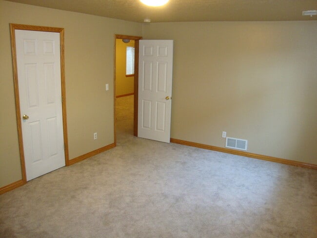 Building Photo - Great 4 bed Duplex