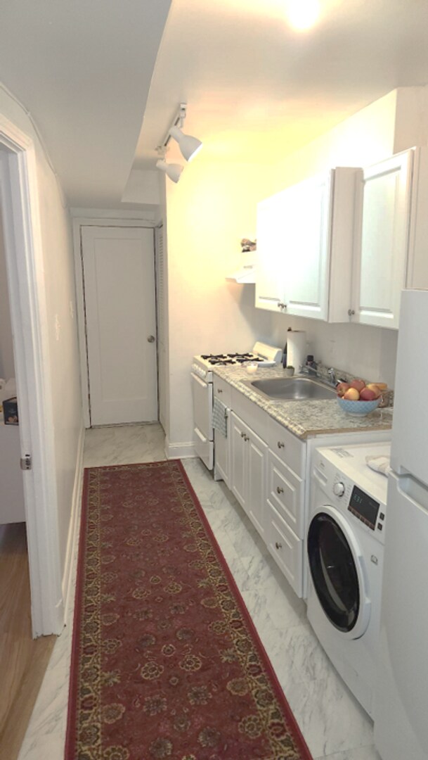 Building Photo - Ideal 1 Bed 1 Bath Unit with Fenced Yard I...