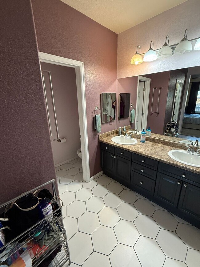 Building Photo - Spacious 2 bedroom home in the heart of Heather Ridge!