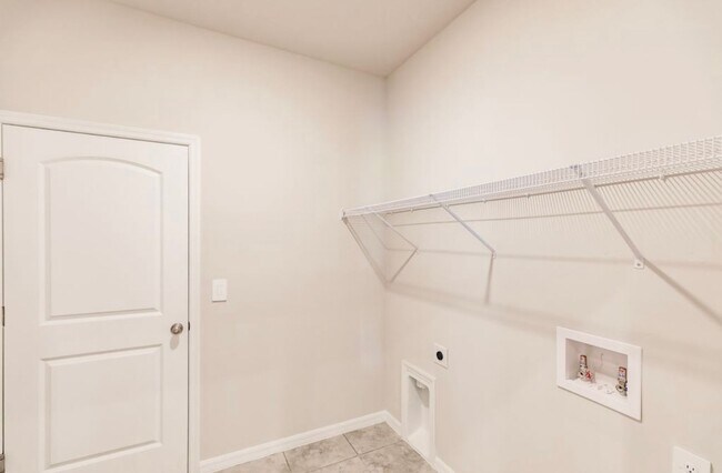 Building Photo - Fenced 3 Bed, 2 Bath in Great Location in NE Cape Coral!