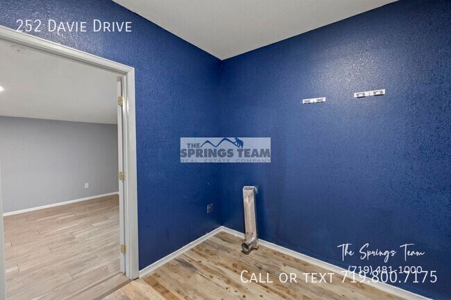 Building Photo - 252 Davie Dr