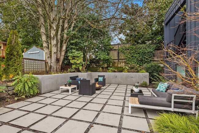 Building Photo - 4408 Thackeray Pl NE