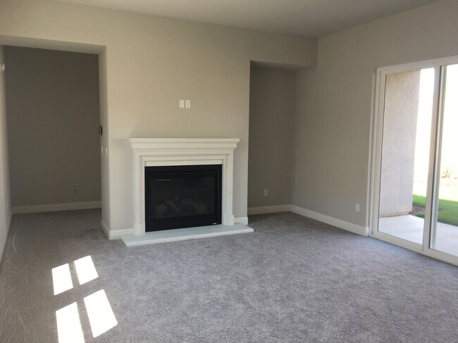 Building Photo - BEAUTIFUL ALMOST NEW HOME IN CLOVIS!