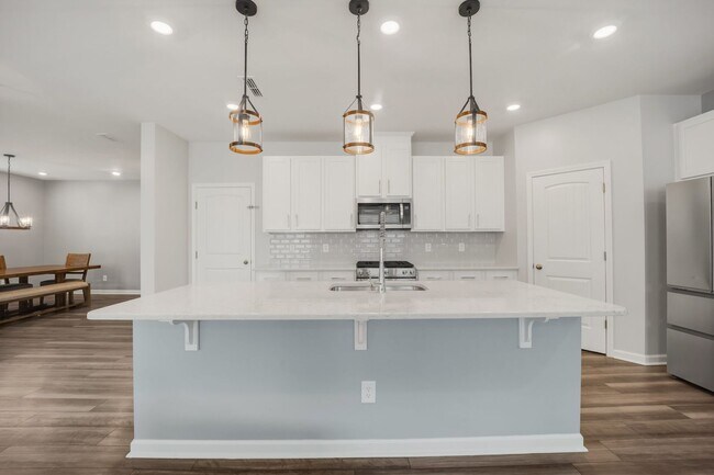 Building Photo - Spacious 5-Bedroom Home with Modern Upgrad...