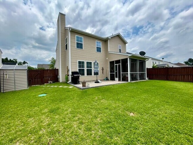 Building Photo - **Beautifully Maintained 3 Bedroom Home with Study, Screened Porch & Fenced Yard**