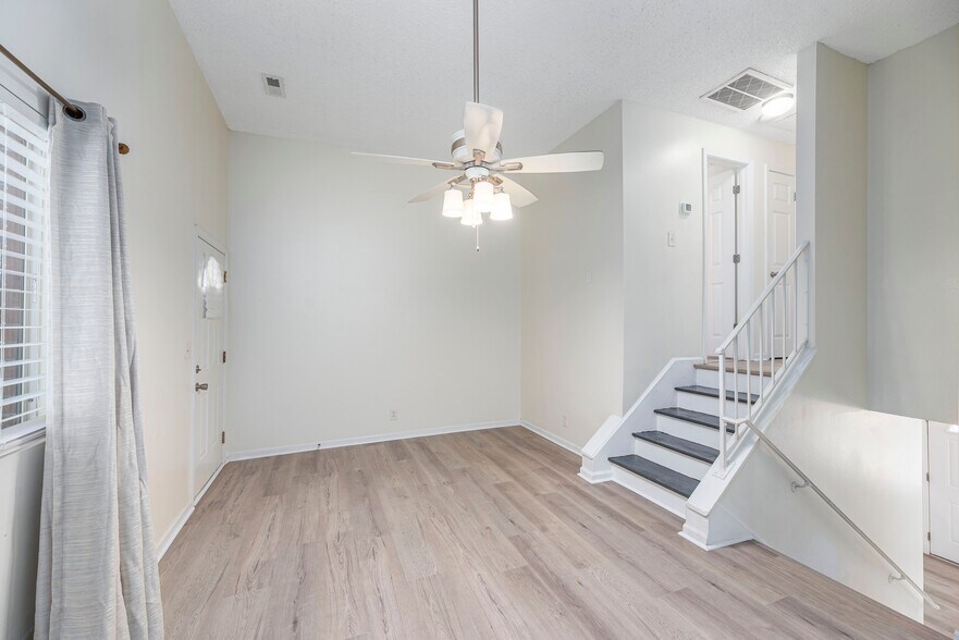 Living Room - Split level - 41 Beri Dr