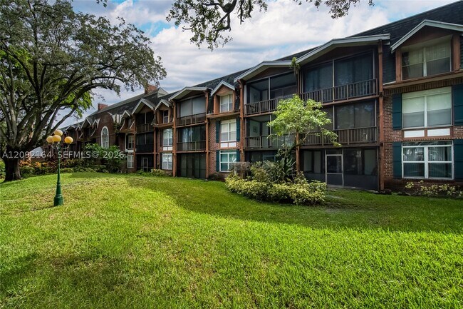 Building Photo - 3670 Inverrary Dr