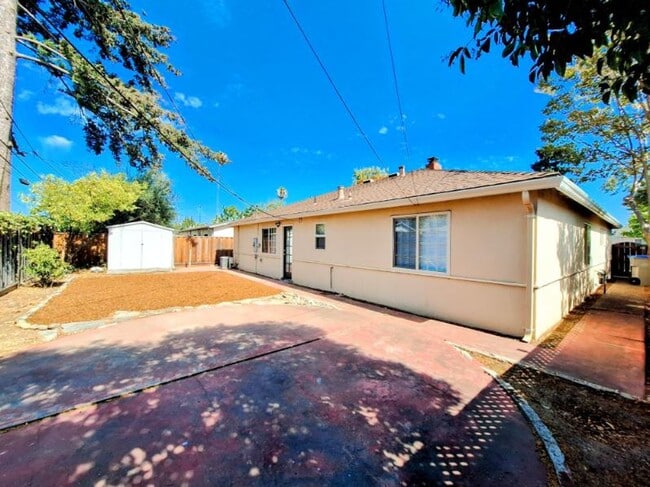 Building Photo - Beautiful Single Story House w/Low Mainten...