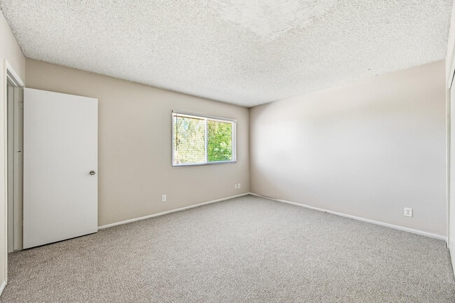 Building Photo - 1814 W Village Way