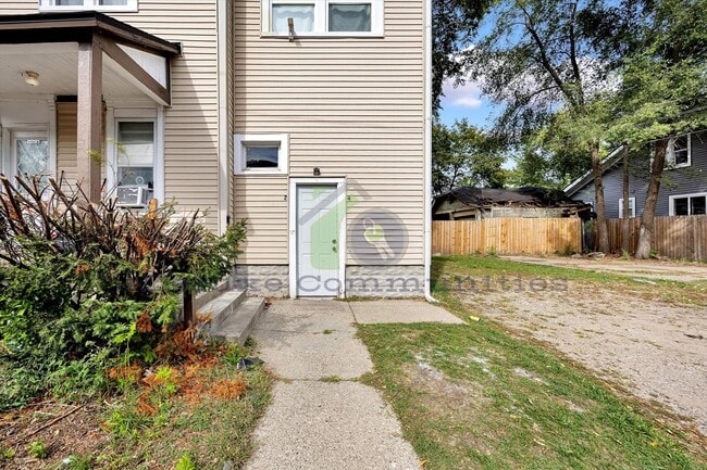 Building Photo - Charming 1 Bedroom with Natural Light & Basement Laundry