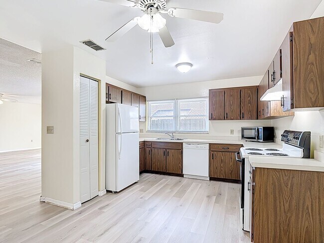 Building Photo - Spanish-Style 3 Bedroom, 2.5 Bath Mediterranean Rooftop Townhouse – Basic Cable & Wi-Fi Included!