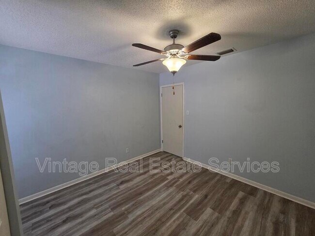 Building Photo - 851 Creekway Ct
