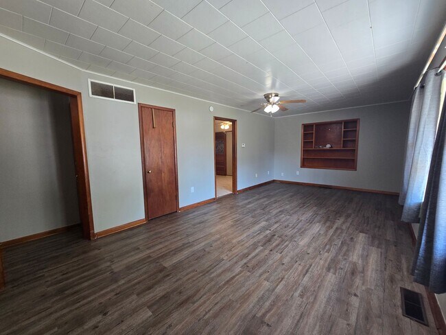 Building Photo - 3 bed 1 bath in Tecumseh!