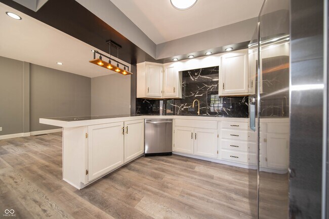 Building Photo - 817 W 5th St