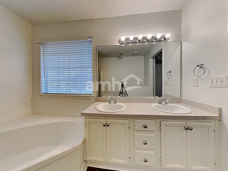 Building Photo - 652 Settlers Ridge Ln