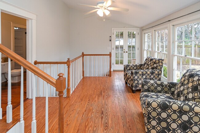 Building Photo - 602 Oak St NE