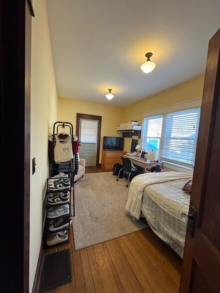 Building Photo - 409 E 1st St