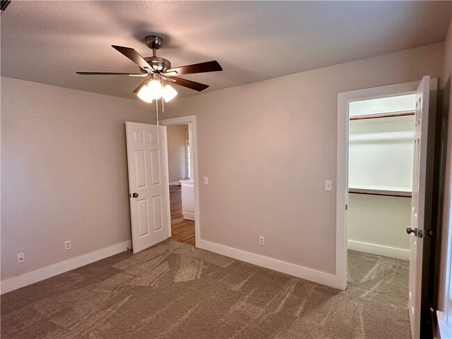 Building Photo - 2137 E Stanwyk Dr