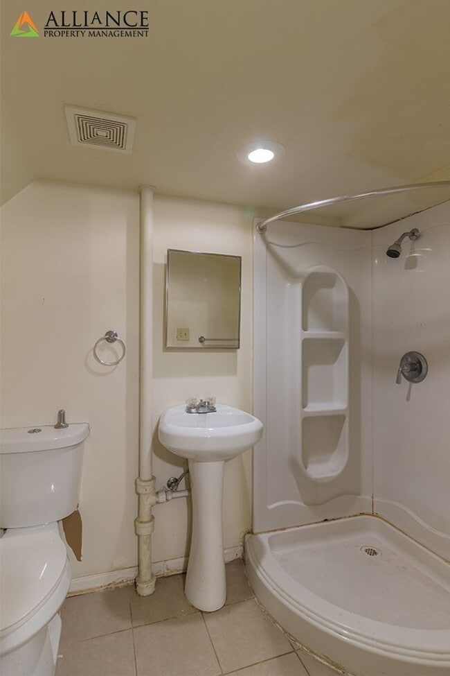 Building Photo - 1016 Bertrand St