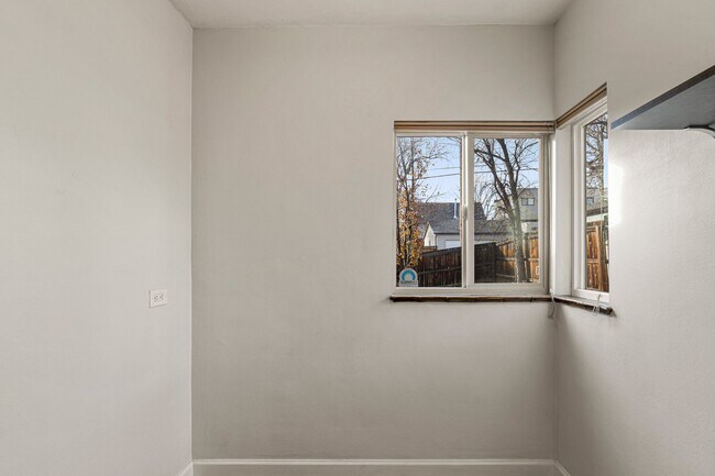 Building Photo - Charming Townhome in West Highlands!