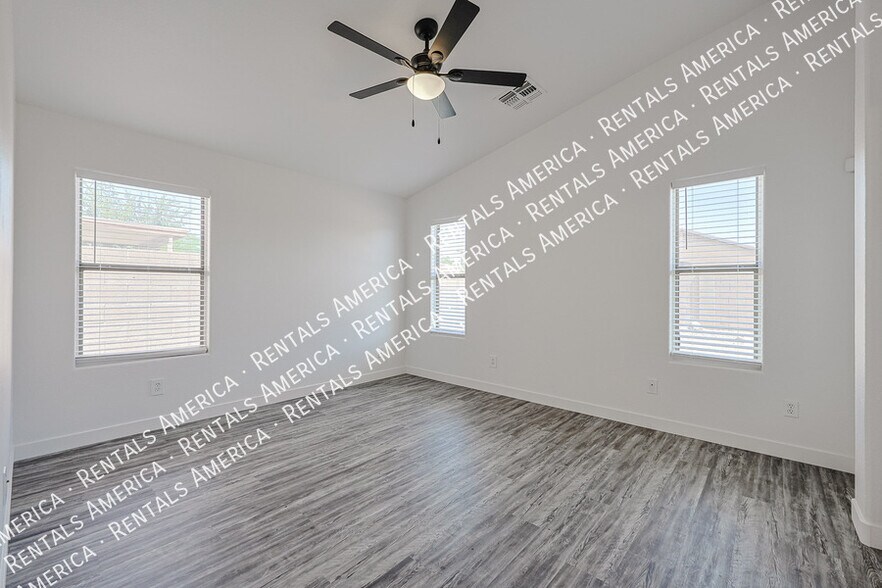 Building Photo - 4930 W Desert Dr