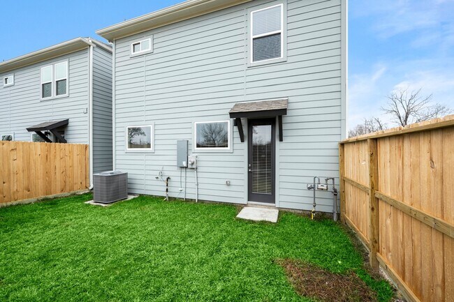 Building Photo - 8114 Esther Acres Ln
