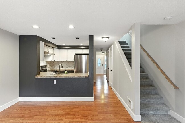 Building Photo - Updated 2 Bedroom/2.5 Condo w/garage