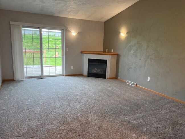 Building Photo - 3 Bedroom, 3 Bath Duplex in Greenville