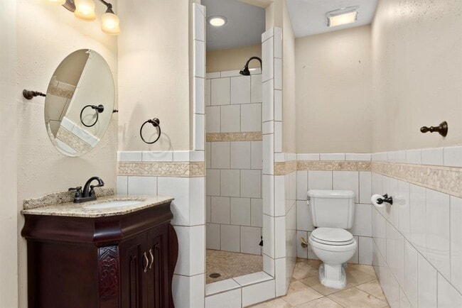 Building Photo - 405 James St