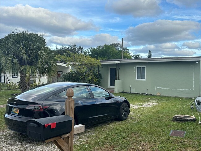 Building Photo - 1308 NW 13th Ct