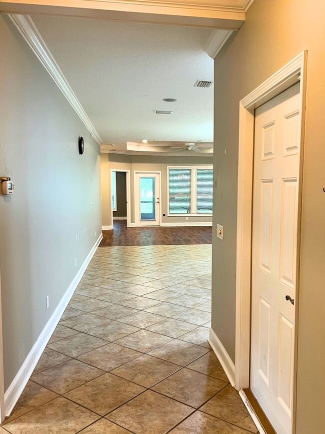 Building Photo - 3/2 in the desirable Laurel Island neighbo...