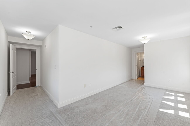 Building Photo - 461 Bank St