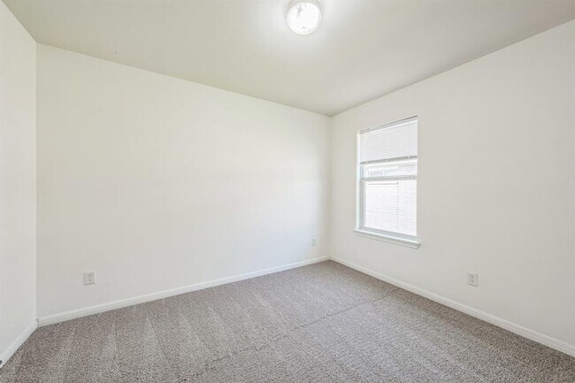Building Photo - 18509 Sandy Bottom Dr