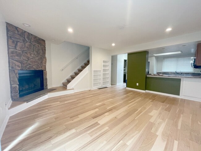 Building Photo - 2 bedroom master suites,2 bathrooms! 1 car...