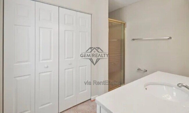 Building Photo - 206 Fairway Cir