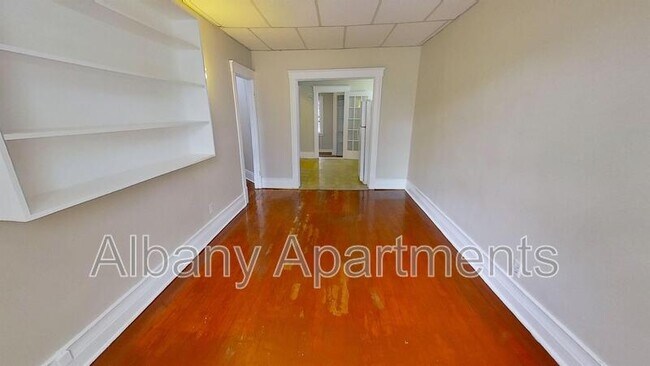 Primary Photo - 566 Park Ave