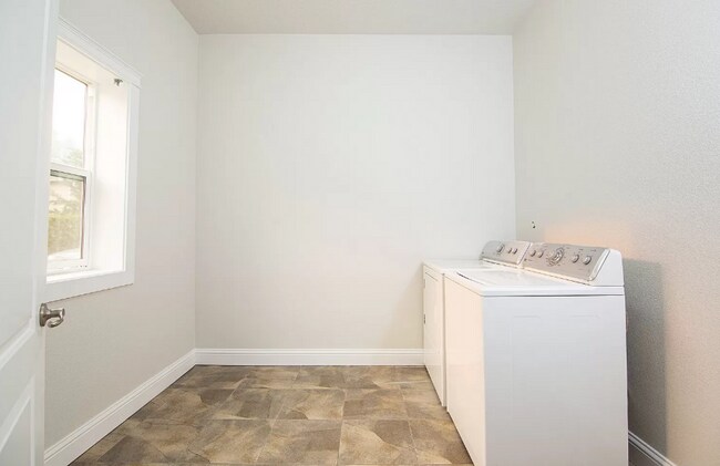 Building Photo - This Gorgeous Townhome has 3 Bedrooms, 3 1...