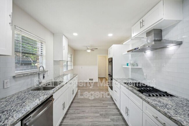 Building Photo - 9007 Sweetwater Dr