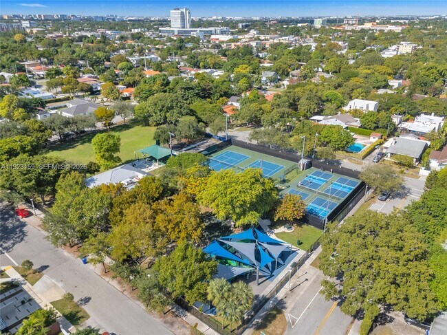 Building Photo - 2221 SW 13th St