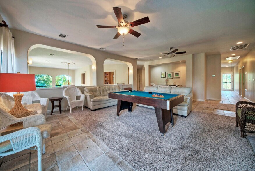 Building Photo - 206 Forest Dr