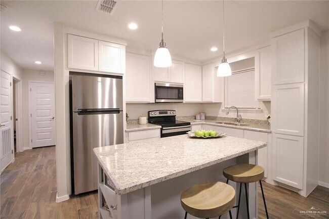 Building Photo - 2017 Stardust Ln