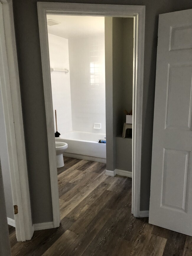 Building Photo - 208 Tiffany Ct