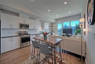 Building Photo - 4004 Banister Ln