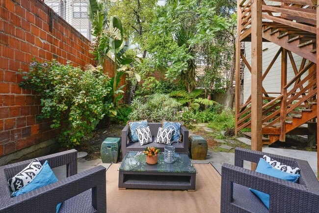 Building Photo - 151 Russ St