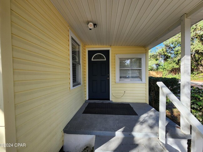 Building Photo - Tiny home vibe on a large private lot!!