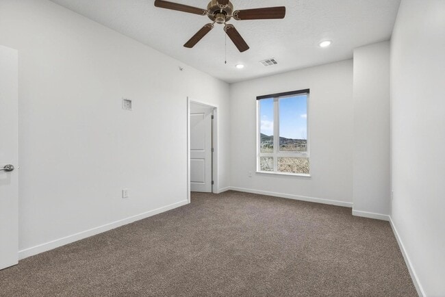 Building Photo - 983 W State St