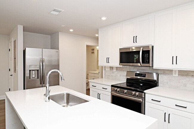 Building Photo - Brand New End-Unit Apartment in Crozet