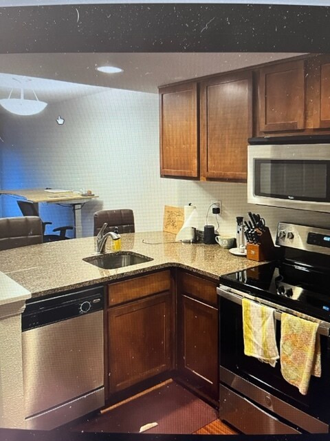 Kitchen - 100 Park Ave W