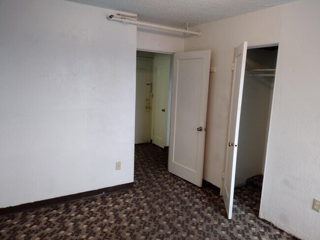 Building Photo - 2415 Hemlock St